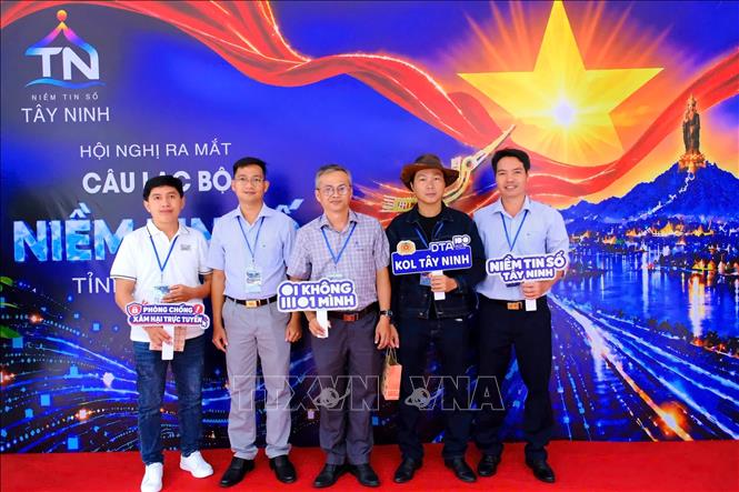 Thượng tá Võ Thành Phương (giữa), Công an tỉnh Tây Ninh, cùng các KOL hưởng ứng chiến dịch “Không một mình 2026 – Kết nối không tổn thương”. Ảnh: Đức Hạnh - TTXVN 