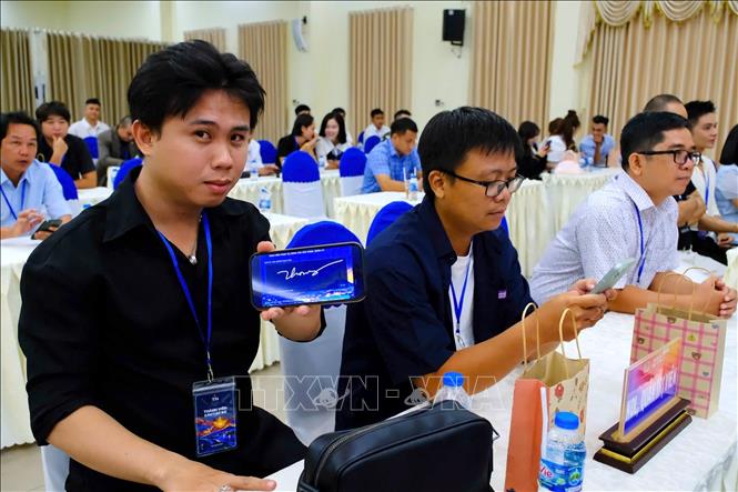 KOL Tây Ninh cùng nhau ký kết giao ước kiểm chứng thông tin trước khi chia sẻ, lan tỏa những điều tích cực, góp phần bảo vệ cộng đồng và gìn giữ một không gian số an toàn, lành mạnh. Ảnh: Đức Hạnh - TTXVN 
