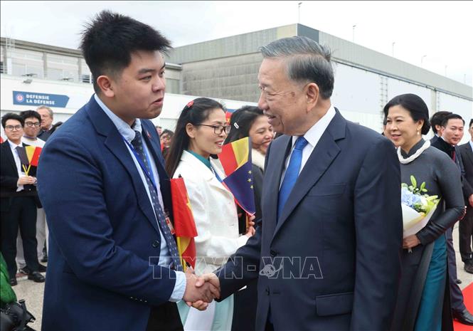 Cán bộ, nhân viên Đại sứ quán và cộng đồng người Việt Nam đón Tổng Bí thư, Chủ tịch nước Tô Lâm và Phu nhân Ngô Phương Ly tại Sân bay quân sự Melsbroek, Brussels. Ảnh: Thống Nhất – TTXVN