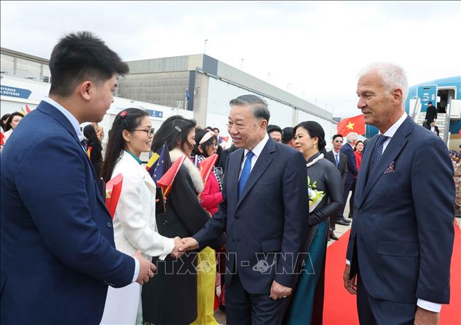 Cán bộ, nhân viên Đại sứ quán và cộng đồng người Việt Nam đón Tổng Bí thư, Chủ tịch nước Tô Lâm và Phu nhân Ngô Phương Ly tại Sân bay quân sự Melsbroek, Brussels. Ảnh: Thống Nhất – TTXVN