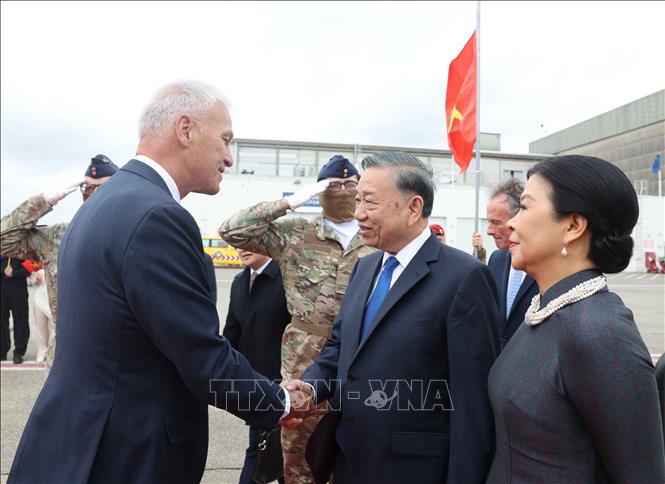 Tổng Bí thư, Chủ tịch nước Tô Lâm và Phu nhân Ngô Phương Ly đến thủ đô Brussels, bắt đầu thăm chính thức EU và Bỉ. Ảnh: Thống Nhất – TTXVN