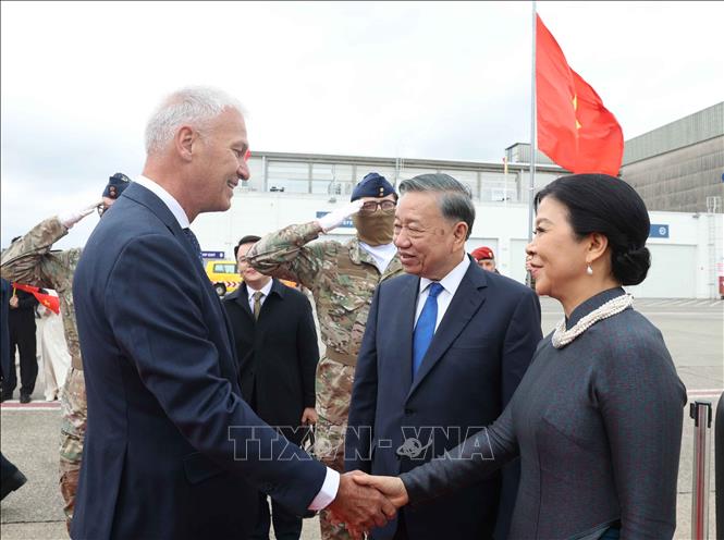 Tổng Bí thư, Chủ tịch nước Tô Lâm và Phu nhân Ngô Phương Ly đến thủ đô Brussels, bắt đầu thăm chính thức EU và Bỉ. Ảnh: Thống Nhất – TTXVN