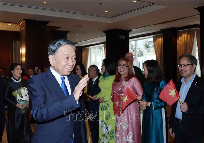 Kiều bào các nước trong khu vực đón Tổng Bí thư, Chủ tịch nước Tô Lâm và Phu nhân Ngô Phương Ly tại khách sạn. Ảnh: Thống Nhất – TTXVN