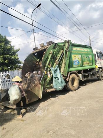 Sau khi có phương án, Công ty môi trường đã huy động xe chuyên dụng, công nhân đến thu gom vận chuyển toàn bộ lượng rác thải sinh hoạt tồn đọng hơn nửa tháng qua. Ảnh: Khiếu Tư - TTXVN  