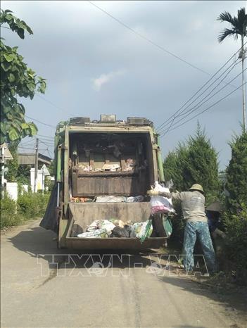 Ngày 18/10, UBND xã Xuân Du đã đề xuất phương án thu gom và vận chuyển rác thải sinh hoạt và được Công ty vệ sinh môi trường Gia Phúc JPC chấp thuận. Ảnh: Khiếu Tư - TTXVN  