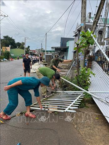 Các lực lượng hỗ trợ người dân xã Bảo Lâm 1, tỉnh Lâm Đồng thu dọn, sửa chữa hư hỏng, sớm ổn định cuộc sống sau thiên tai. Ảnh: TTXVN phát