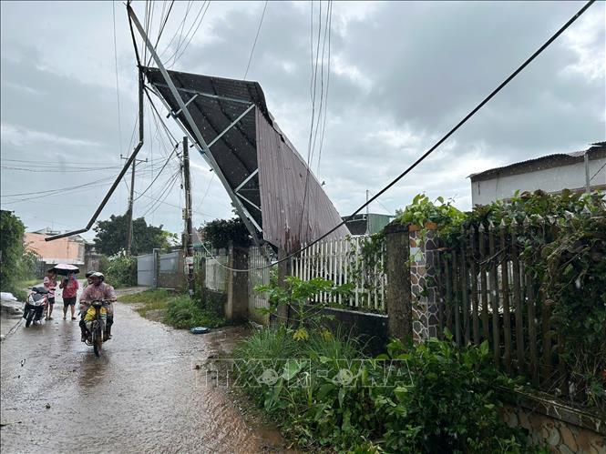 Mái tôn của nhà dân tại xã Bảo Lâm 1, tỉnh Lâm Đồng bị gió lốc cuốn bay, gây hư hỏng. Ảnh: TTXVN phát