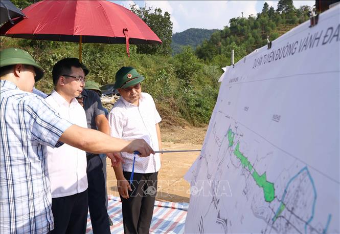 Đoàn công tác kiểm tra thực địa Dự án đường Vành đai 5 vùng Thủ đô Hà Nội, đoạn qua tỉnh Phú Thọ. Ảnh: Hoàng Hùng - TTXVN