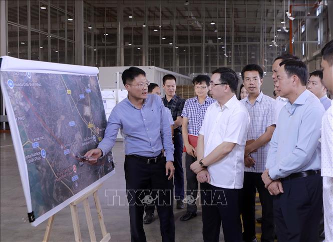 Phó Bí thư Tỉnh ủy Phú Thọ Bùi Huy Vĩnh nghiên cứu bản đồ hướng tuyến Dự án đường song song đường sắt Hà Nội - Lào Cai. Ảnh: Hoàng Hùng - TTXVN