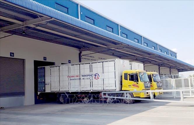 Xe tải vào nhận hàng tại Trung tâm Logistics ICD Vĩnh Phúc, tỉnh Phú Thọ. Ảnh: Hoàng Hùng - TTXVN