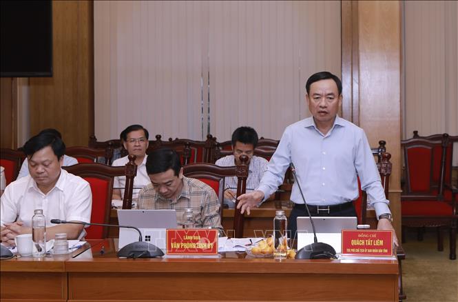 Phó Chủ tịch Ủy ban nhân dân tỉnh Phú Thọ Quách Tất Liêm phát biểu tại cuộc họp về tình hình triển khai các công trình, dự án trọng điểm trên địa bàn. Ảnh: Hoàng Hùng - TTXVN