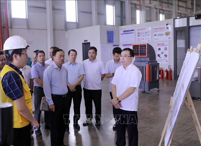 Đoàn công tác nghe giới thiệu về hoạt động của Trung tâm Logistics ICD Vĩnh Phúc tại xã Bình Nguyên, tỉnh Phú Thọ. Ảnh: Hoàng Hùng - TTXVN
