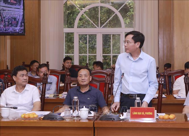 Chủ tịch Ủy ban nhân dân phường Vĩnh Yên Trần Tuấn Anh phát biểu tại cuộc họp về tiến độ triển khai các công trình, dự án trọng điểm trên địa bàn. Ảnh: Hoàng Hùng - TTXVN