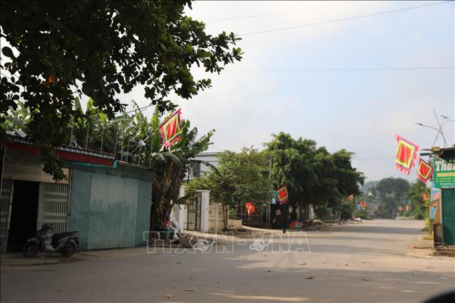 Đơn vị thu gom rác đã thu gom toàn bộ lượng rác tồn đọng tập kết dọc đường trước đó. Ảnh: Khiếu Tư - TTXVN  