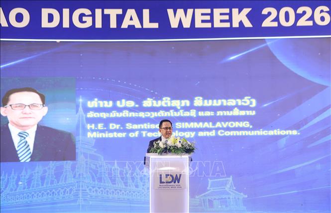 Tiến sĩ Santisouk Simmalavong, Ủy viên Trung ương Đảng, Bộ trưởng Bộ Công nghệ và Truyền thông Lào, phát biểu khai mạc Tuần lễ số Lào 2026. Ảnh: Xuân Tú - PV TTXVN tại Lào