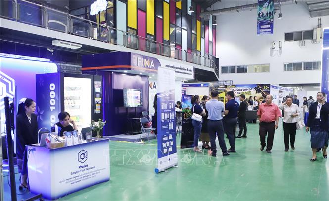 Một góc gian hàng của các công ty tham gia Tuần lễ số Lào 2026. Ảnh: Xuân Tú - PV TTXVN tại Lào