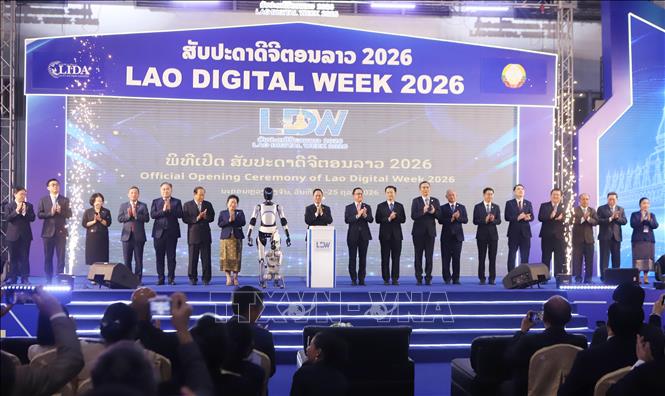 Các đại biểu tham dự sự kiện nhấn nút khai mạc Tuần lễ số Lào 2026. Ảnh: Xuân Tú - PV TTXVN tại Lào