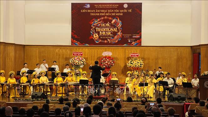 Đêm khai mạc mở đầu bằng tác phẩm hòa tấu “Giao mùa” của giảng viên Bùi Thiên Hoàng Quân, do Dàn nhạc Khoa Âm nhạc Truyền thống, Nhạc viện Thành phố Hồ Chí Minh biểu diễn. Ảnh: Hữu Duyên - TTXVN