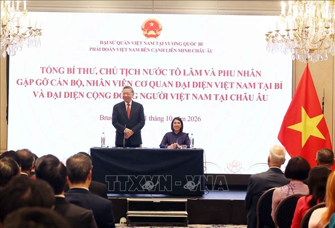 Tổng Bí thư, Chủ tịch nước Tô Lâm nói chuyện thân mật với cán bộ, nhân viên Đại sứ quán Việt Nam tại Bỉ và đại diện cộng đồng người Việt Nam tại châu Âu. Ảnh: Thống Nhất – TTXVN