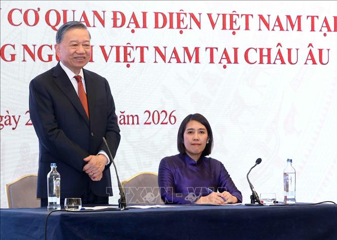Tổng Bí thư, Chủ tịch nước Tô Lâm nói chuyện thân mật với cán bộ, nhân viên Đại sứ quán Việt Nam tại Bỉ và đại diện cộng đồng người Việt Nam tại châu Âu. Ảnh: Thống Nhất – TTXVN