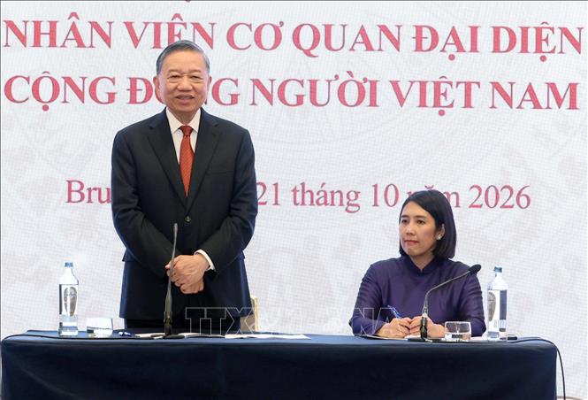 Tổng Bí thư, Chủ tịch nước Tô Lâm nói chuyện thân mật với cán bộ, nhân viên Đại sứ quán Việt Nam tại Bỉ và đại diện cộng đồng người Việt Nam tại châu Âu. Ảnh: Thống Nhất – TTXVN