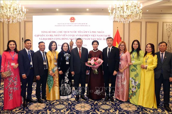 Tổng Bí thư, Chủ tịch nước Tô Lâm và Phu nhân Ngô Phương Ly chụp ảnh chung với đại diện cộng đồng người Việt Nam tại châu Âu. Ảnh: Thống Nhất – TTXVN