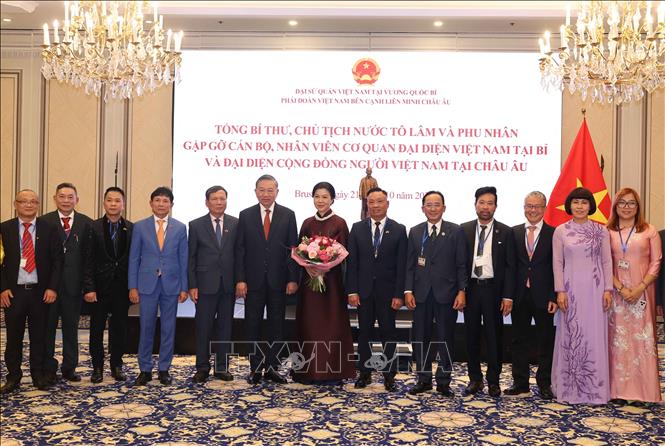Tổng Bí thư, Chủ tịch nước Tô Lâm và Phu nhân Ngô Phương Ly chụp ảnh chung với đại diện cộng đồng người Việt Nam tại châu Âu. Ảnh: Thống Nhất – TTXVN