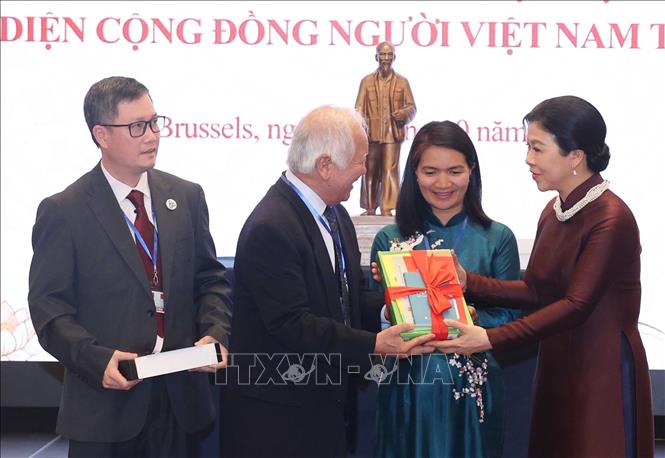 Phu nhân Ngô Phương Ly tặng sách Tiếng Việt cho Hội người Việt Nam tại Bỉ. Ảnh: Thống Nhất – TTXVN