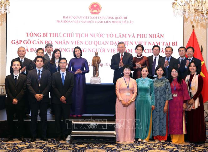 Tổng Bí thư, Chủ tịch nước Tô Lâm tặng bức tượng Chủ tịch Hồ Chí Minh cho Đại sứ quán Việt Nam tại Bỉ. Ảnh: Thống Nhất – TTXVN