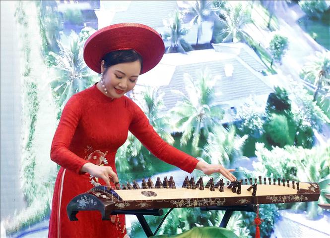 Tiết mục văn nghệ chào mừng Tổng Bí thư, Chủ tịch nước Tô Lâm và Phu nhân Ngô Phương Ly cùng đoàn đại biểu cấp cao Việt Nam thăm chính thức Liên minh châu Âu và Vương quốc Bỉ. Ảnh: Thống Nhất – TTXVN
