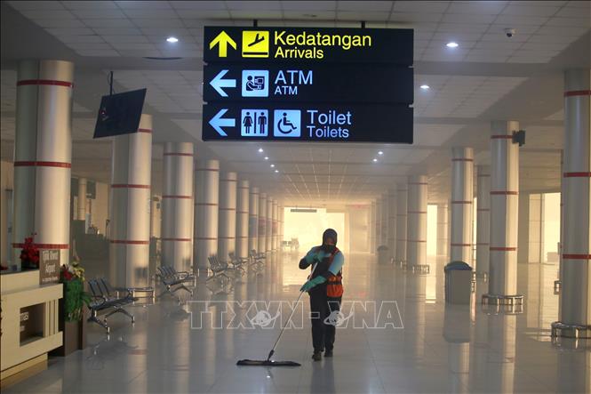 Sân bay vắng bóng hành khách giữa màn khói mù dày đặc do cháy rừng tại khu vực Palangka Raya, Trung Kalimantan, Indonesia. Ảnh: THX/TTXVN phát