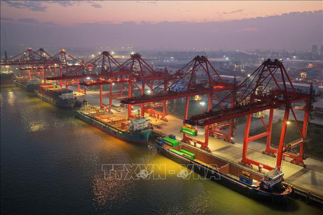 Quang cảnh cảng hàng hóa ở tỉnh Giang Tô, Trung Quốc. Ảnh: THX/TTXVN phát