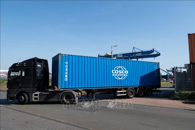 Xe tải chở container của tập đoàn vận tải biển COSCO rời ga Duisburg, Đức, ngày 24/6/2026. Ảnh: THX/TTXVN phát