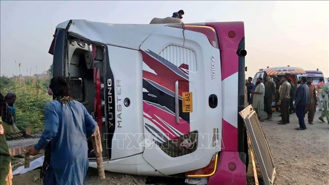 Hiện trường xe buýt chở khách bị lật tại huyện Rajanpur, tỉnh Punjab, miền Đông Pakistan, ngày 21/10/2026. Ảnh: THX/TTXVN phát