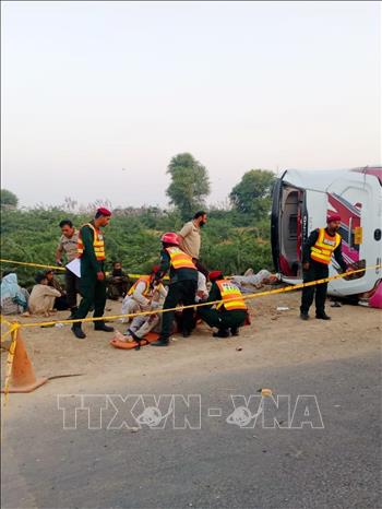 Lực lượng chức năng làm nhiệm vụ tại hiện trường xe buýt chở khách bị lật ở huyện Rajanpur, tỉnh Punjab, miền Đông Pakistan, ngày 21/10/2026. Ảnh: THX/TTXVN phát