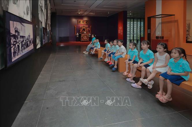 Ngoài ứng dụng công nghệ số trong lưu trữ, trưng bày hiện vật, Bảo tàng Hà Nội áp dụng chính sách ưu đãi vé tham quan, miễn phí cho học sinh dưới 16 tuổi, giảm 50% cho sinh viên, góp phần khuyến khích giới trẻ tìm hiểu lịch sử, văn hóa dân tộc. Ảnh: Phan Phương – TTXVN