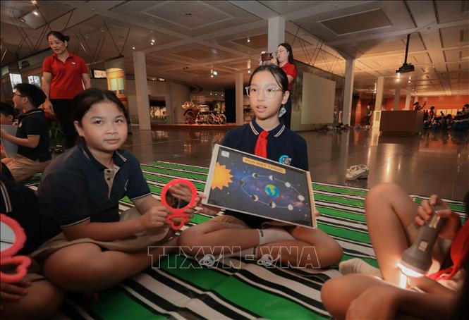 Bảo tàng Hà Nội phối hợp với các học viện, nhà khoa học tổ chức hoạt động trải nghiệm, giúp học sinh khám phá khoa học tự nhiên, khơi gợi niềm đam mê nghiên cứu, nâng cao kiến thức và kết nối di sản với giáo dục. Ảnh: Phan Phương – TTXVN