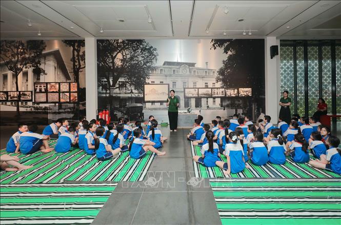 Bảo tàng Hà Nội phối hợp với các học viện, nhà khoa học tổ chức hoạt động trải nghiệm, giúp học sinh khám phá khoa học tự nhiên, khơi gợi niềm đam mê nghiên cứu, nâng cao kiến thức và kết nối di sản với giáo dục. Ảnh: Phan Phương – TTXVN