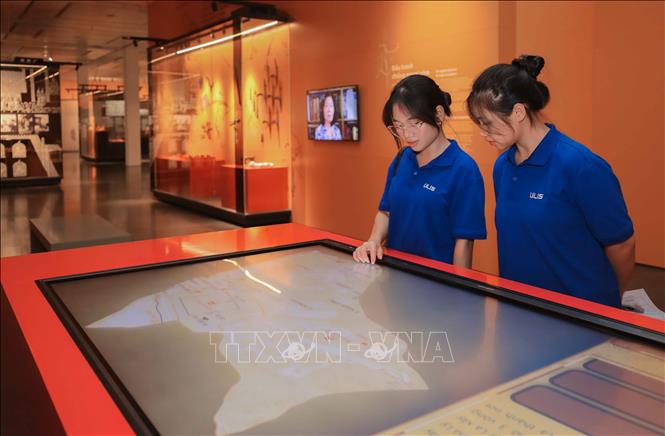 Màn hình tra cứu multimedia tại Bảo tàng Hà Nội cung cấp thông tin, hình ảnh và tư liệu số về hiện vật, giúp khách tham quan chủ động tìm hiểu sâu hơn về lịch sử, văn hóa và các giá trị di sản. Ảnh: Phan Phương – TTXVN