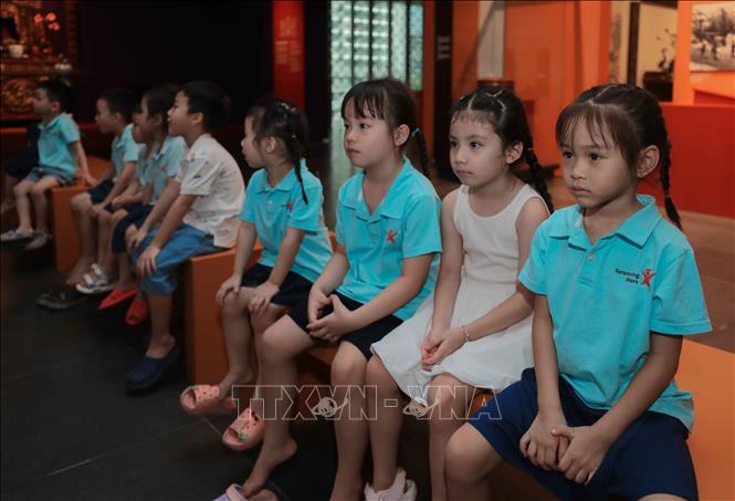 Ngoài ứng dụng công nghệ số trong lưu trữ, trưng bày hiện vật, Bảo tàng Hà Nội áp dụng chính sách ưu đãi vé tham quan, miễn phí cho học sinh dưới 16 tuổi, giảm 50% cho sinh viên, góp phần khuyến khích giới trẻ tìm hiểu lịch sử, văn hóa dân tộc. Ảnh: Phan Phương – TTXVN