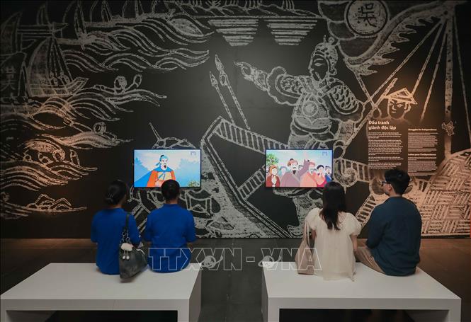 Các hiện vật tại Bảo tàng Hà Nội được số hóa, phục dựng bằng công nghệ 3D và trình chiếu trực quan, giúp khách tham quan dễ dàng tìm hiểu giá trị lịch sử, văn hóa, nâng cao trải nghiệm khám phá di sản. Ảnh: Phan Phương – TTXVN