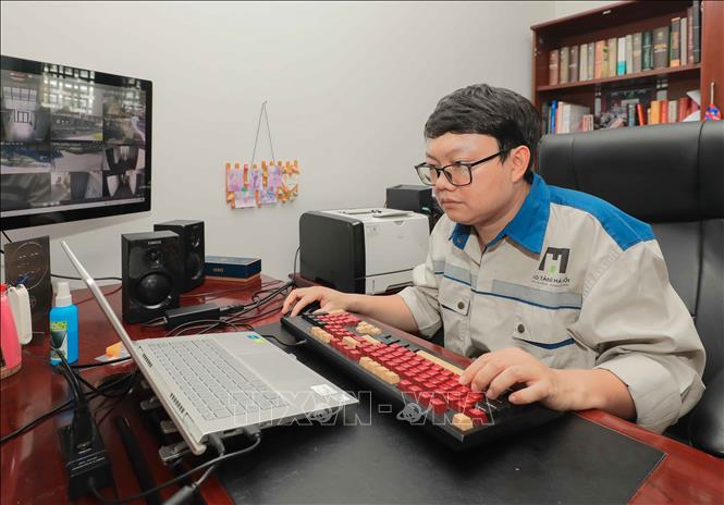 Nhân viên Bảo tàng Hà Nội đang thiết kế mô hình trưng bày 3D di tích khảo cổ học Vườn Chuối, ứng dụng công nghệ số nhằm tái hiện không gian di tích, giúp công chúng tiếp cận trực quan hơn với các giá trị lịch sử, văn hóa. Ảnh: Phan Phương – TTXVN