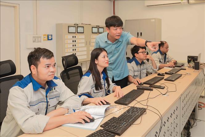 Ông Đặng Minh Vệ, Phó Giám đốc Bảo tàng Hà Nội, luôn quan tâm, chỉ đạo sát sao công tác ứng dụng công nghệ và số hóa trong lưu trữ, bảo quản, trưng bày hiện vật, phát huy giá trị di sản văn hóa. Ảnh: Phan Phương – TTXVN