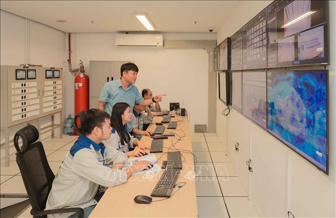 Ông Đặng Minh Vệ, Phó Giám đốc Bảo tàng Hà Nội, luôn quan tâm, chỉ đạo sát sao công tác ứng dụng công nghệ và số hóa trong lưu trữ, bảo quản, trưng bày hiện vật, phát huy giá trị di sản văn hóa. Ảnh: Phan Phương – TTXVN