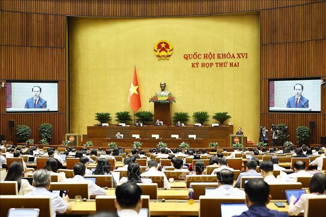 Bộ trưởng Bộ Tư pháp Hoàng Thanh Tùng, thừa ủy quyền của Thủ tướng Chính phủ trình bày Tờ trình về dự án Luật Đất đai (sửa đổi). Ảnh: Doãn Tấn - TTXVN
