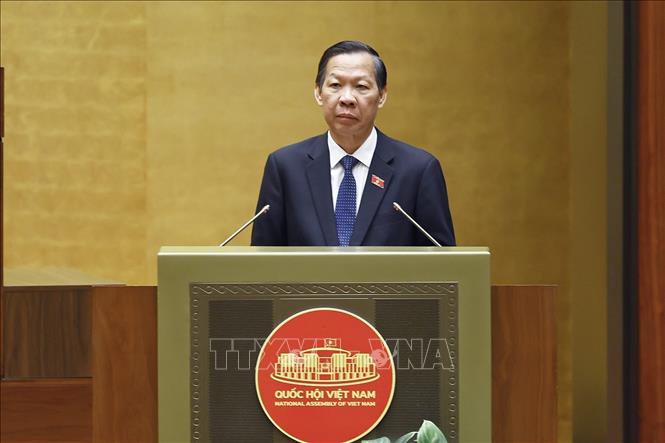 Chủ nhiệm Ủy ban Kinh tế và Tài chính của Quốc hội Phan Văn Mãi trình bày báo cáo thẩm tra về 2 dự án luật: Luật Đất đai (sửa đổi); Luật Kinh doanh bất động sản (sửa đổi). Ảnh: Doãn Tấn – TTXVN