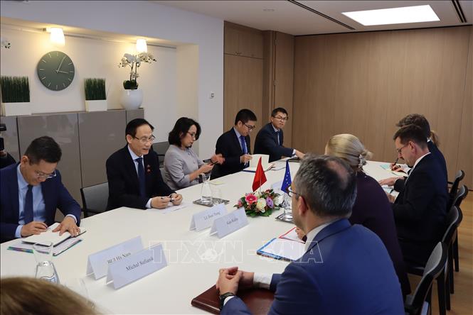 Bộ trưởng Ngoại giao Lê Hoài Trung gặp Phó Chủ tịch Ủy ban châu Âu, Đại diện cấp cao EU về Chính sách Đối ngoại và An ninh Kaja Kallas. Ảnh: Duy Tùng - PV TTXVN tại Bỉ