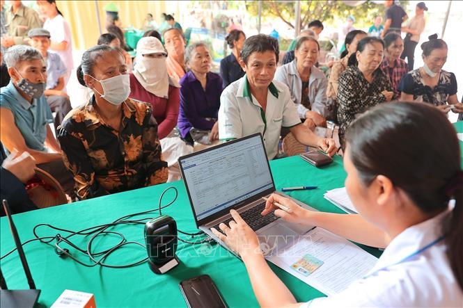 Thông tin của người đến khám được nhập lên hệ thống, nhằm giúp người dân chủ động quản lý thông tin sức khỏe, đồng thời hỗ trợ các cơ quan y tế khai thác, sử dụng dữ liệu thống nhất, liên thông trong công tác khám bệnh, chữa bệnh và chăm sóc sức khỏe nhân dân. Ảnh: Minh Quyết - TTXVN