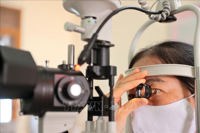 Trung tâm y tế Thuỷ Nguyên phối hợp với phường Lưu Kiếm tổ chức khám sức khoẻ định kỳ miễn phí cho người dân tại điểm y tế Liên Khê. Ảnh: Minh Quyết - TTXVN
