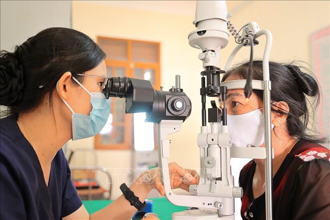 Trung tâm y tế Thuỷ Nguyên phối hợp với phường Lưu Kiếm tổ chức khám sức khoẻ định kỳ miễn phí cho người dân tại điểm y tế Liên Khê. Ảnh: Minh Quyết - TTXVN